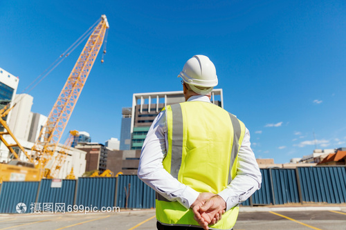 建筑工地的工程師建設(shè)者建筑工程師施工場(chǎng)景穿著安全背心